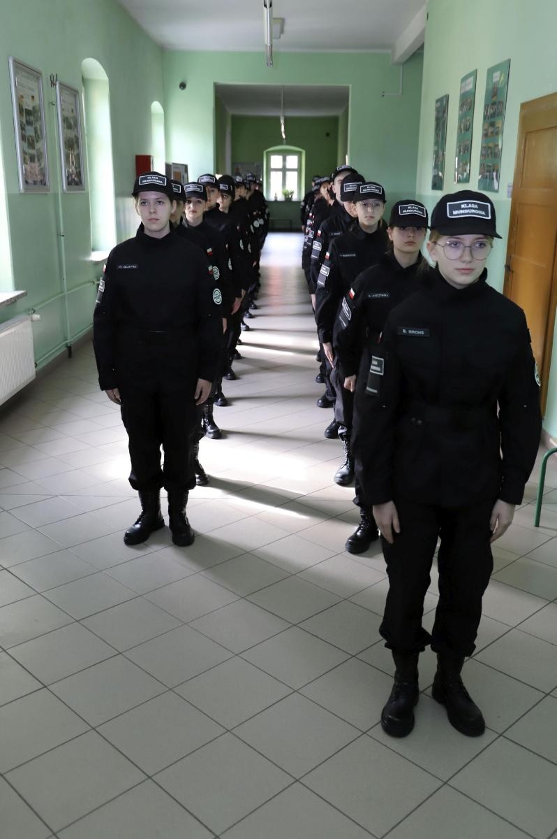 Zdjęcie w galerii na portalu naszraciborz.pl: W murach Ekonomika odbyło się ślubowanie klasy mundurowej wiadomości z regionu