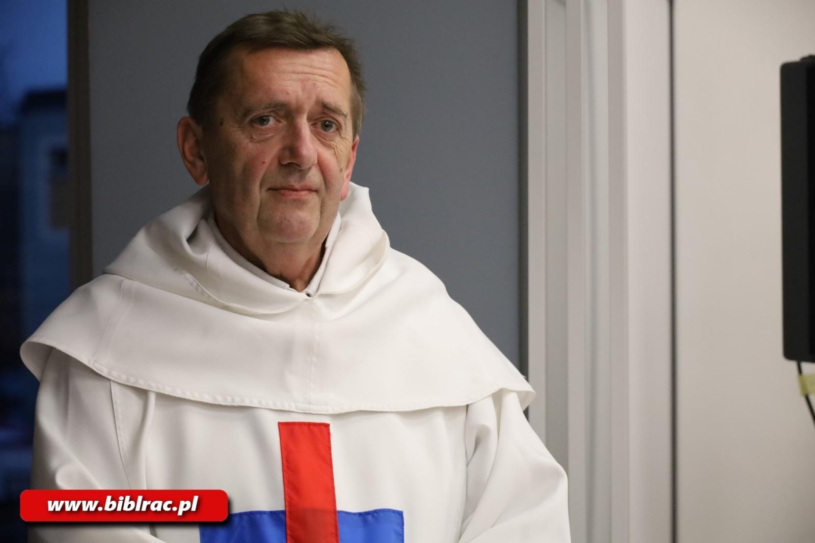 Zdjęcie w galerii na portalu naszraciborz.pl: Dio e molto matematico. Tłumy na spotkaniu z ojcem Augustynem Lewandowskim w  bibliotece wiadomości z regionu