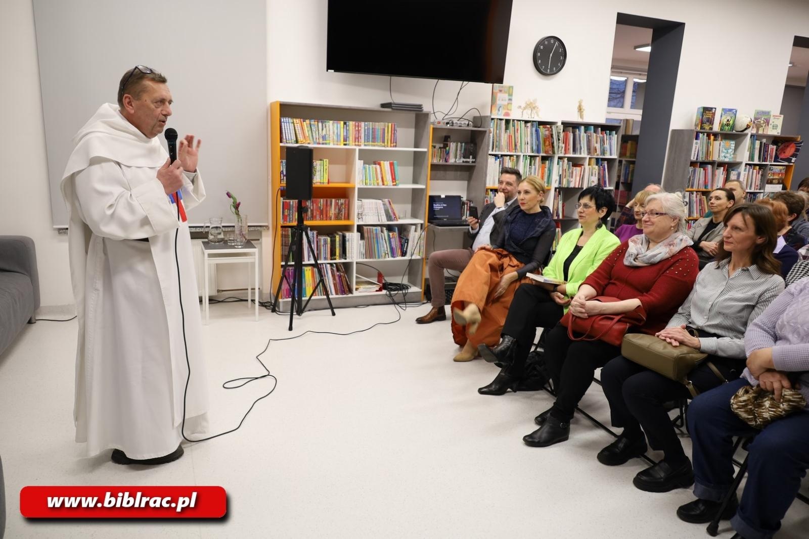 Zdjęcie w galerii na portalu naszraciborz.pl: Dio e molto matematico. Tłumy na spotkaniu z ojcem Augustynem Lewandowskim w  bibliotece wiadomości z regionu
