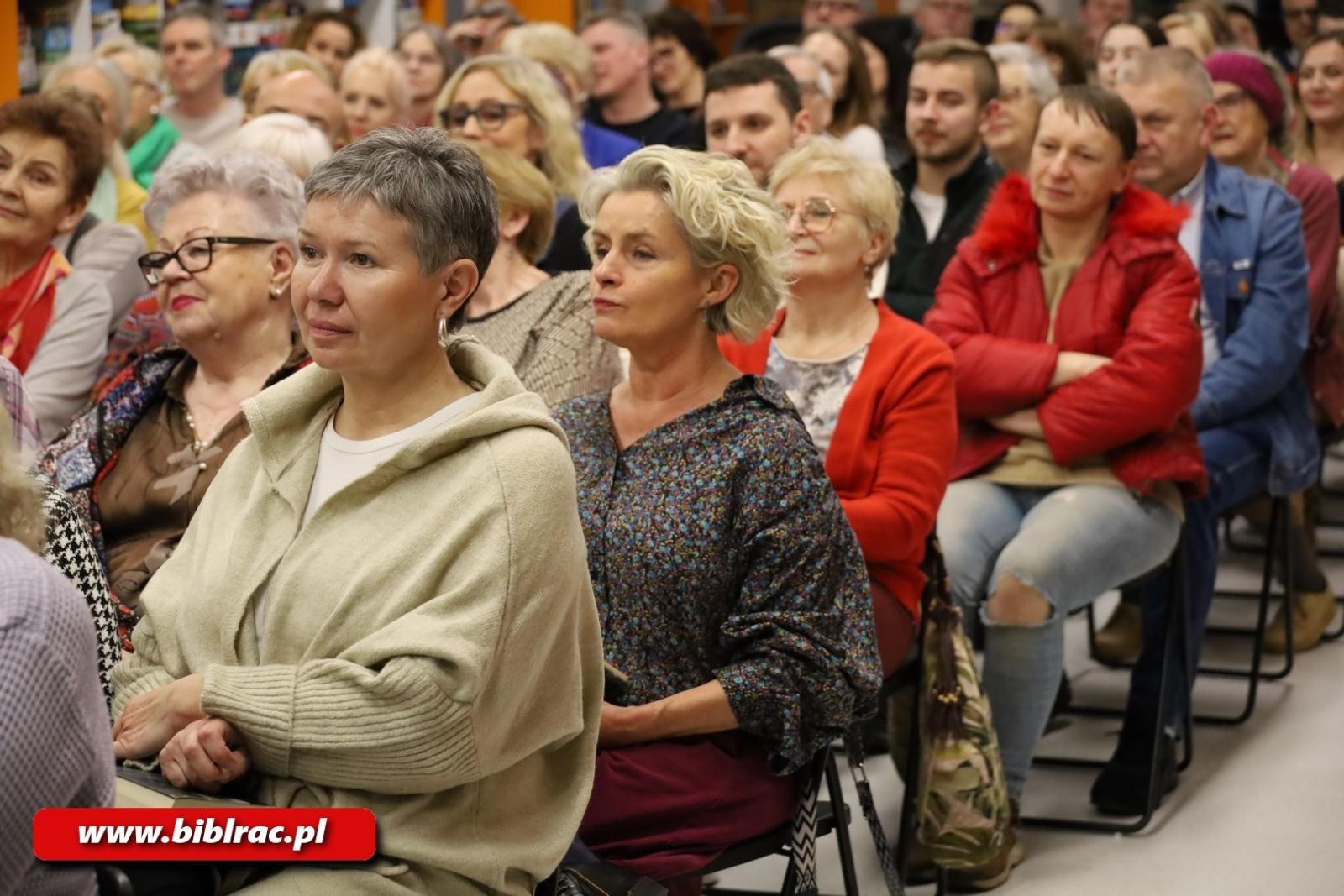 Zdjęcie w galerii na portalu naszraciborz.pl: Dio e molto matematico. Tłumy na spotkaniu z ojcem Augustynem Lewandowskim w  bibliotece wiadomości z regionu