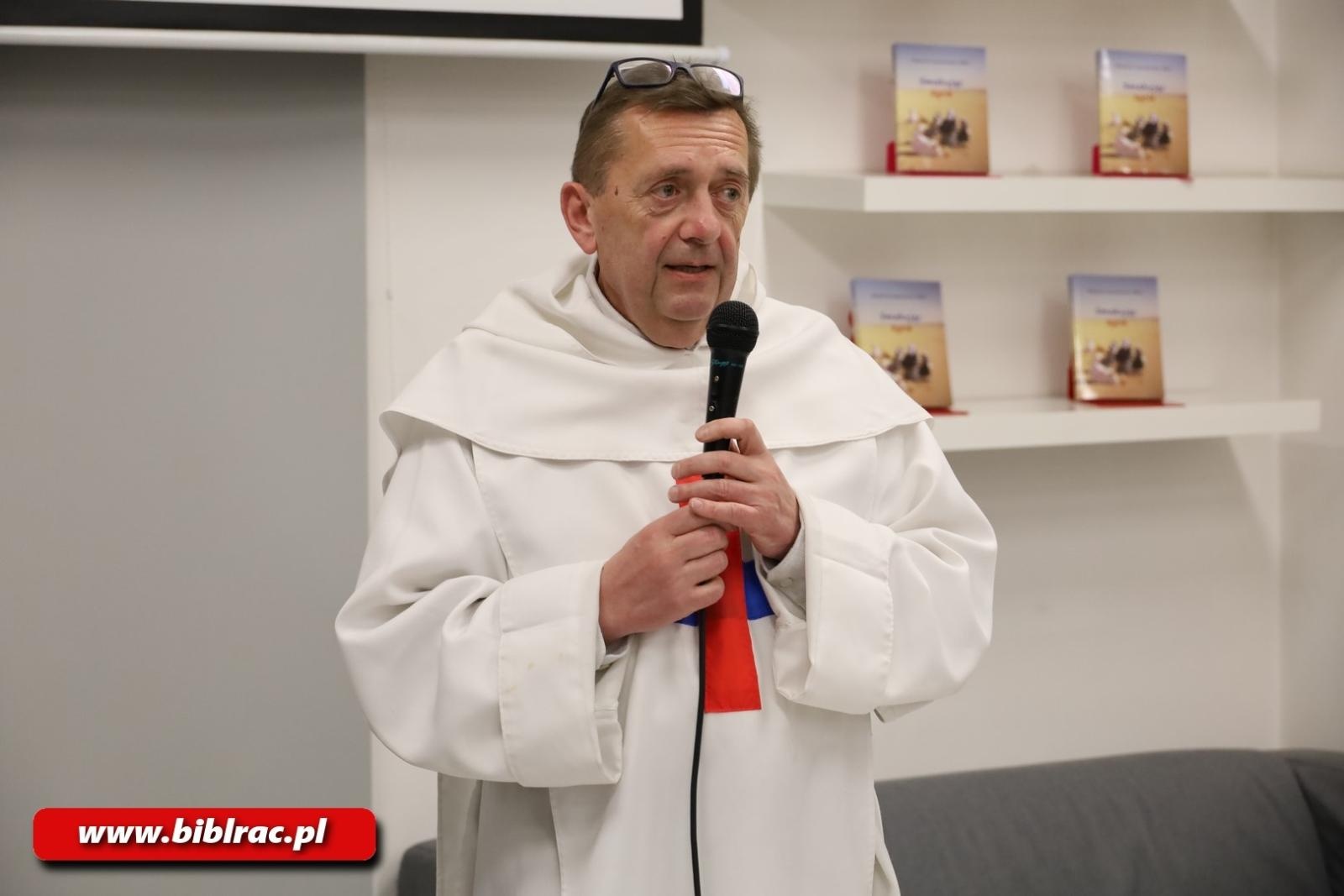 Zdjęcie w galerii na portalu naszraciborz.pl: Dio e molto matematico. Tłumy na spotkaniu z ojcem Augustynem Lewandowskim w  bibliotece wiadomości z regionu