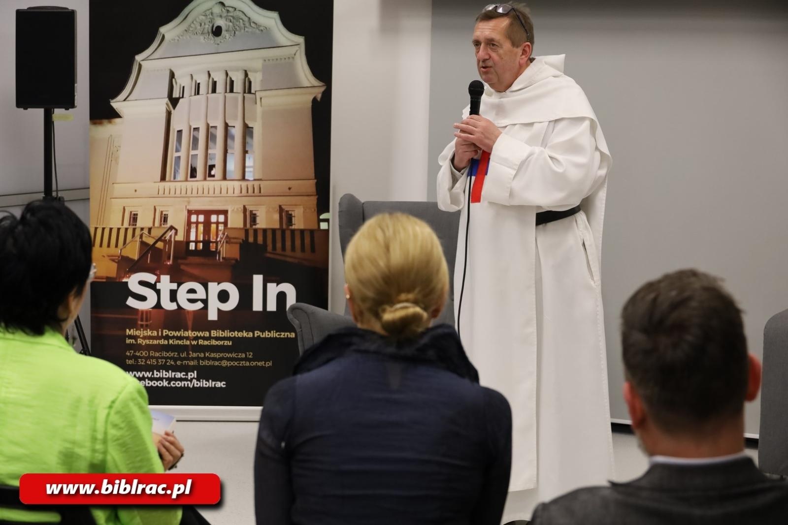 Zdjęcie w galerii na portalu naszraciborz.pl: Dio e molto matematico. Tłumy na spotkaniu z ojcem Augustynem Lewandowskim w  bibliotece wiadomości z regionu