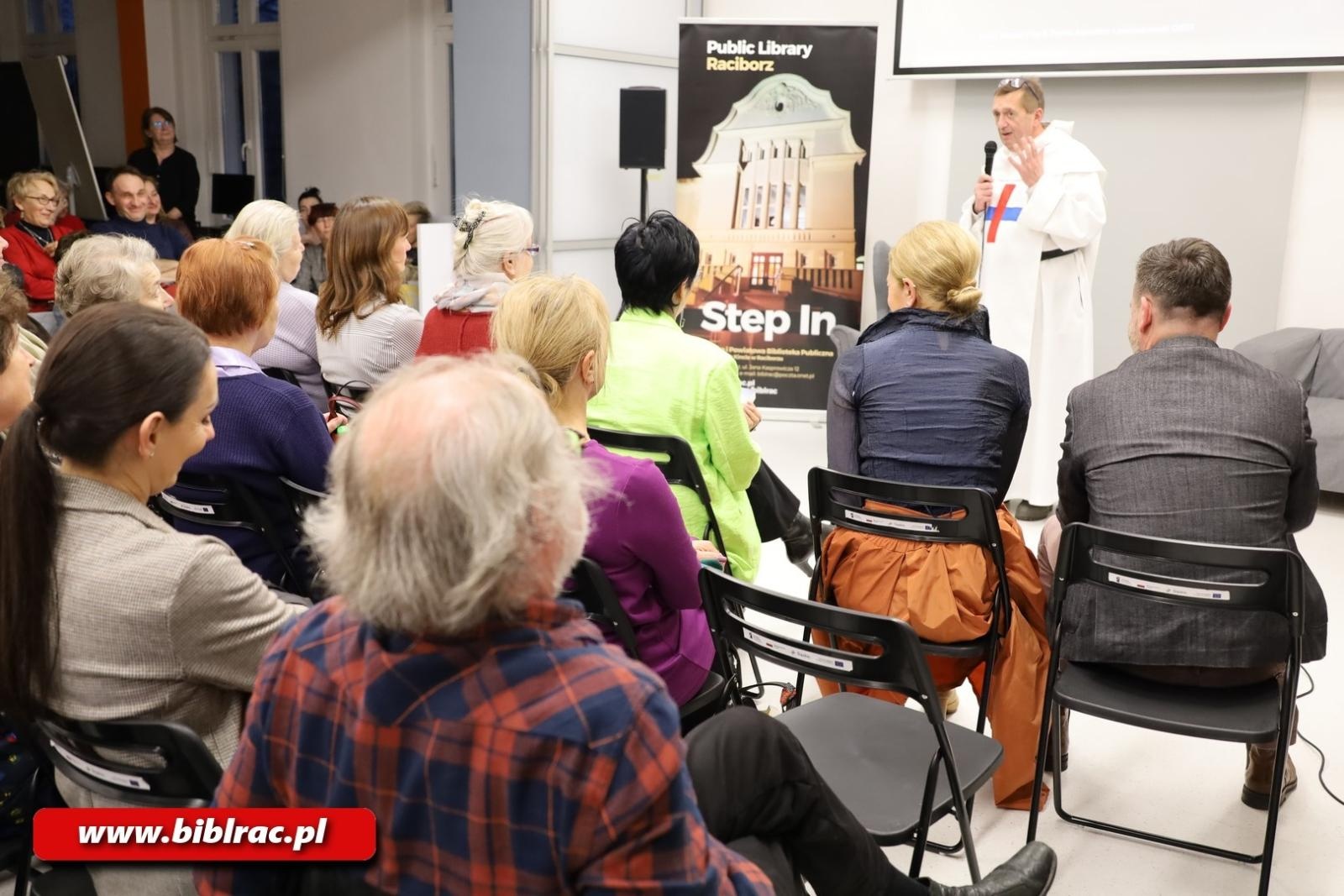Zdjęcie w galerii na portalu naszraciborz.pl: Dio e molto matematico. Tłumy na spotkaniu z ojcem Augustynem Lewandowskim w  bibliotece wiadomości z regionu