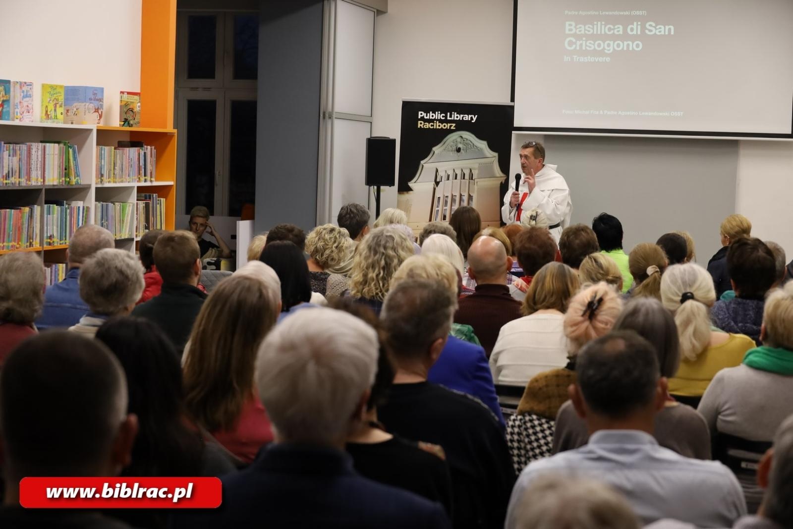 Zdjęcie w galerii na portalu naszraciborz.pl: Dio e molto matematico. Tłumy na spotkaniu z ojcem Augustynem Lewandowskim w  bibliotece wiadomości z regionu