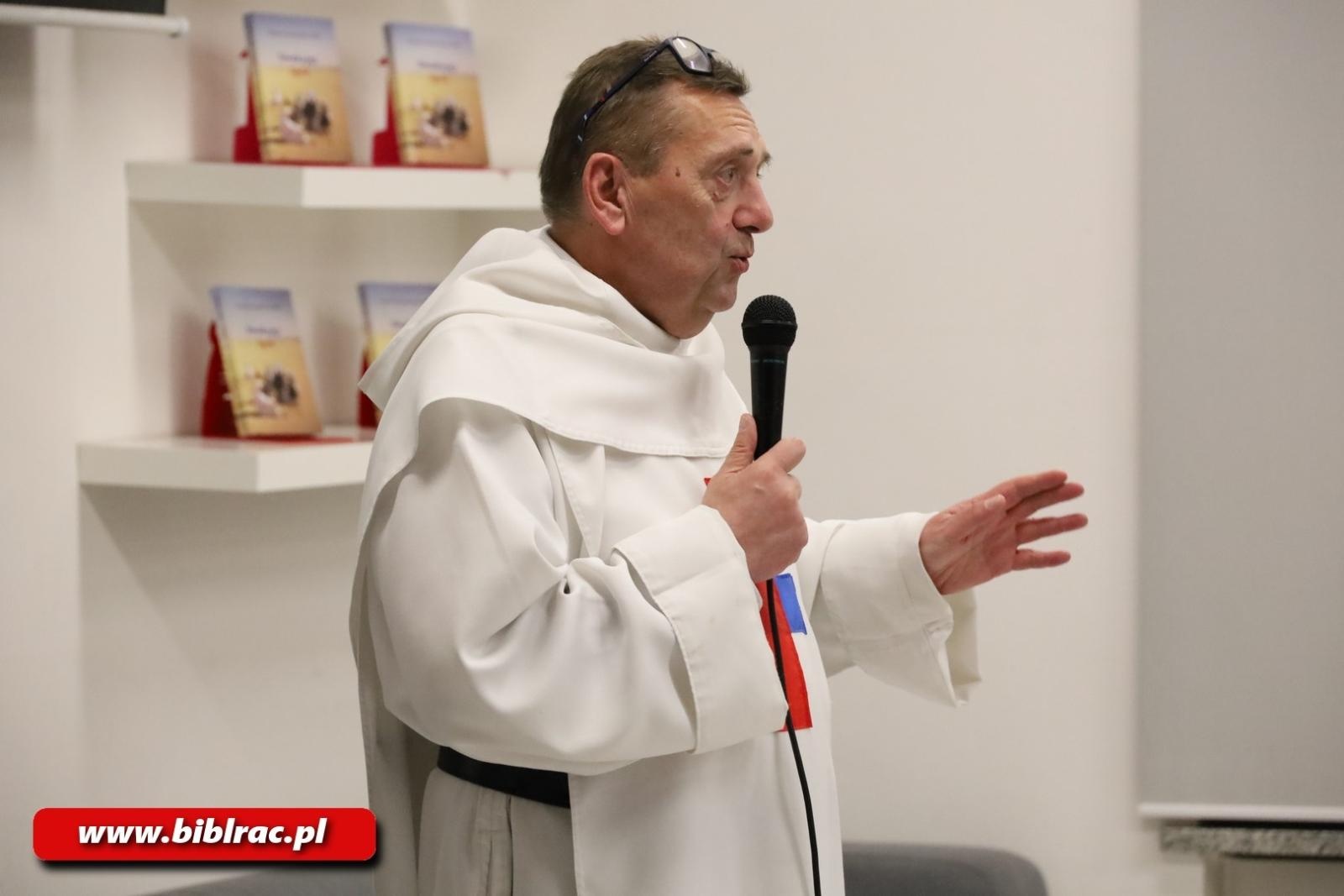 Zdjęcie w galerii na portalu naszraciborz.pl: Dio e molto matematico. Tłumy na spotkaniu z ojcem Augustynem Lewandowskim w  bibliotece wiadomości z regionu