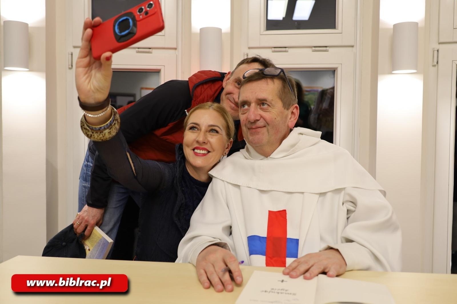 Zdjęcie w galerii na portalu naszraciborz.pl: Dio e molto matematico. Tłumy na spotkaniu z ojcem Augustynem Lewandowskim w  bibliotece wiadomości z regionu