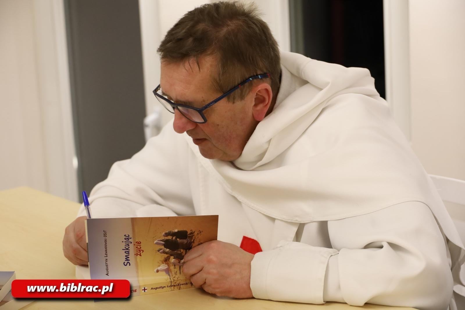 Zdjęcie w galerii na portalu naszraciborz.pl: Dio e molto matematico. Tłumy na spotkaniu z ojcem Augustynem Lewandowskim w  bibliotece wiadomości z regionu