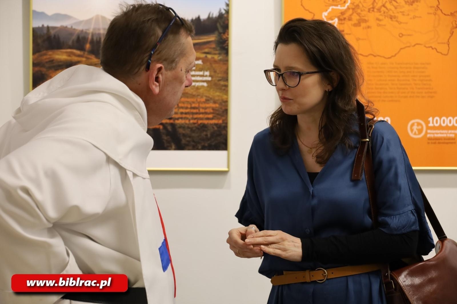 Zdjęcie w galerii na portalu naszraciborz.pl: Dio e molto matematico. Tłumy na spotkaniu z ojcem Augustynem Lewandowskim w  bibliotece wiadomości z regionu