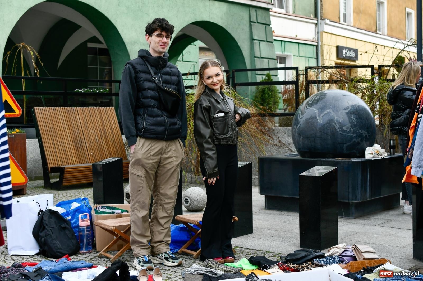 Zdjęcie w galerii na portalu naszraciborz.pl: Bazarek rzeczy używanych zapełnił Długą [FOTO i WIDEO] wiadomości z regionu