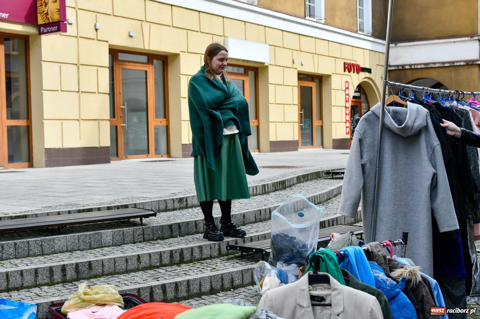 Zdjęcie w galerii na portalu naszraciborz.pl: Bazarek rzeczy używanych zapełnił Długą [FOTO i WIDEO] wiadomości z regionu