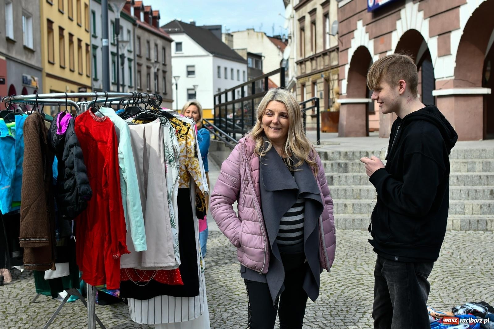 Zdjęcie w galerii na portalu naszraciborz.pl: Bazarek rzeczy używanych zapełnił Długą [FOTO i WIDEO] wiadomości z regionu
