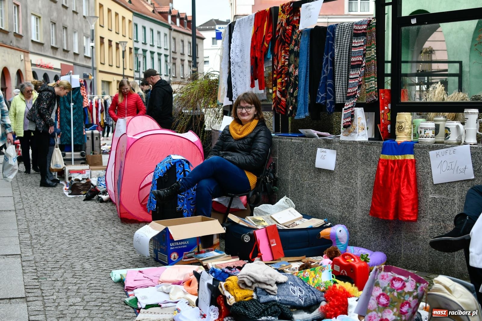 Zdjęcie w galerii na portalu naszraciborz.pl: Bazarek rzeczy używanych zapełnił Długą [FOTO i WIDEO] wiadomości z regionu