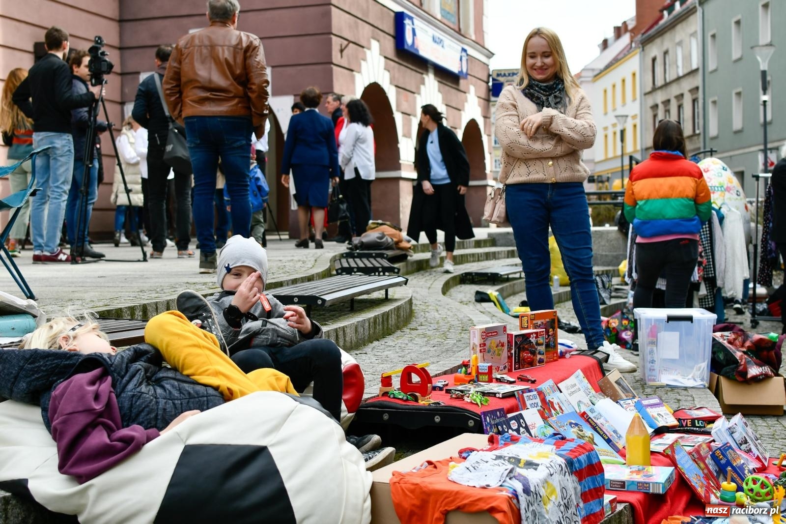 Zdjęcie w galerii na portalu naszraciborz.pl: Bazarek rzeczy używanych zapełnił Długą [FOTO i WIDEO] wiadomości z regionu