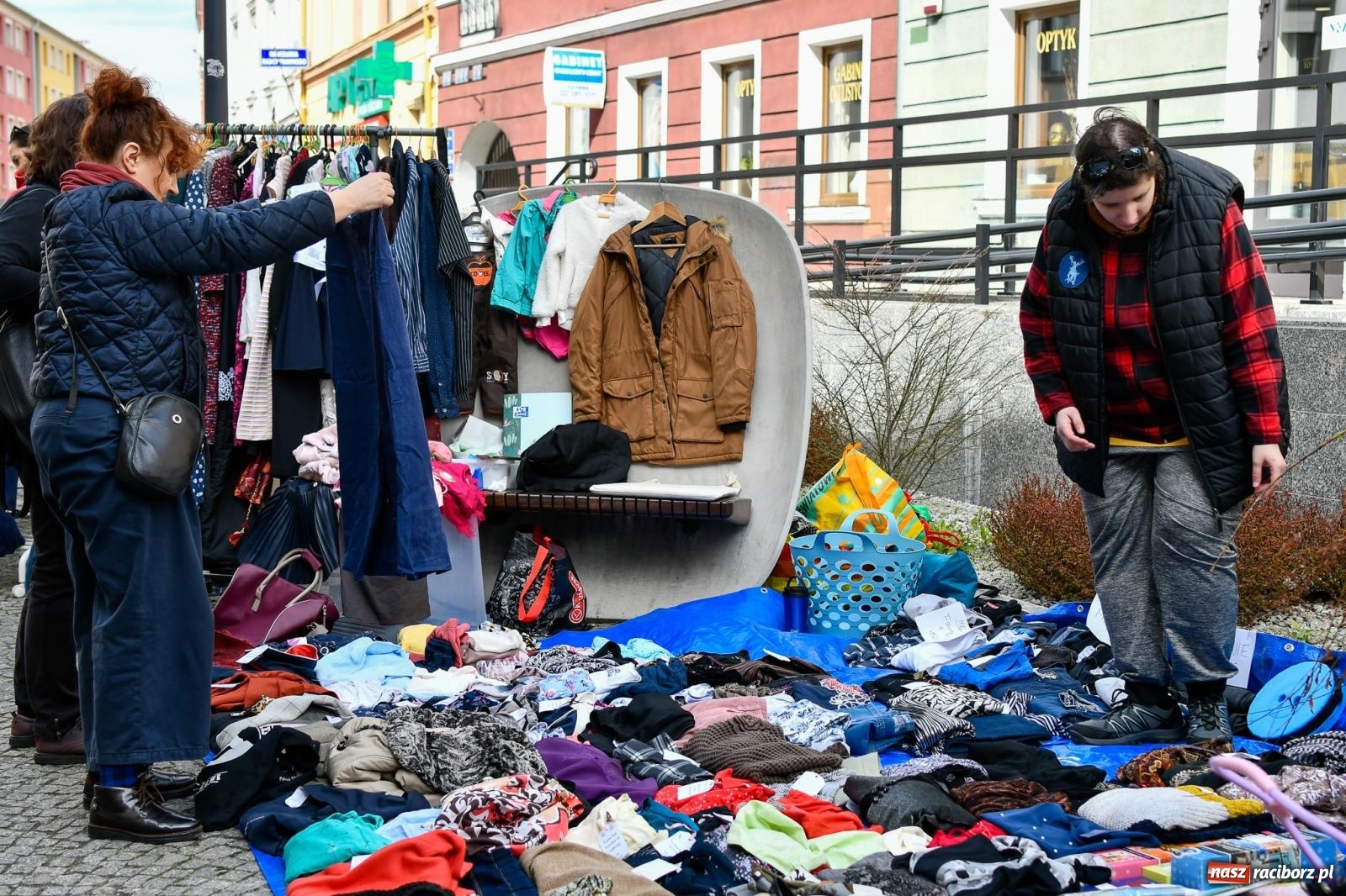 Zdjęcie w galerii na portalu naszraciborz.pl: Bazarek rzeczy używanych zapełnił Długą [FOTO i WIDEO] wiadomości z regionu