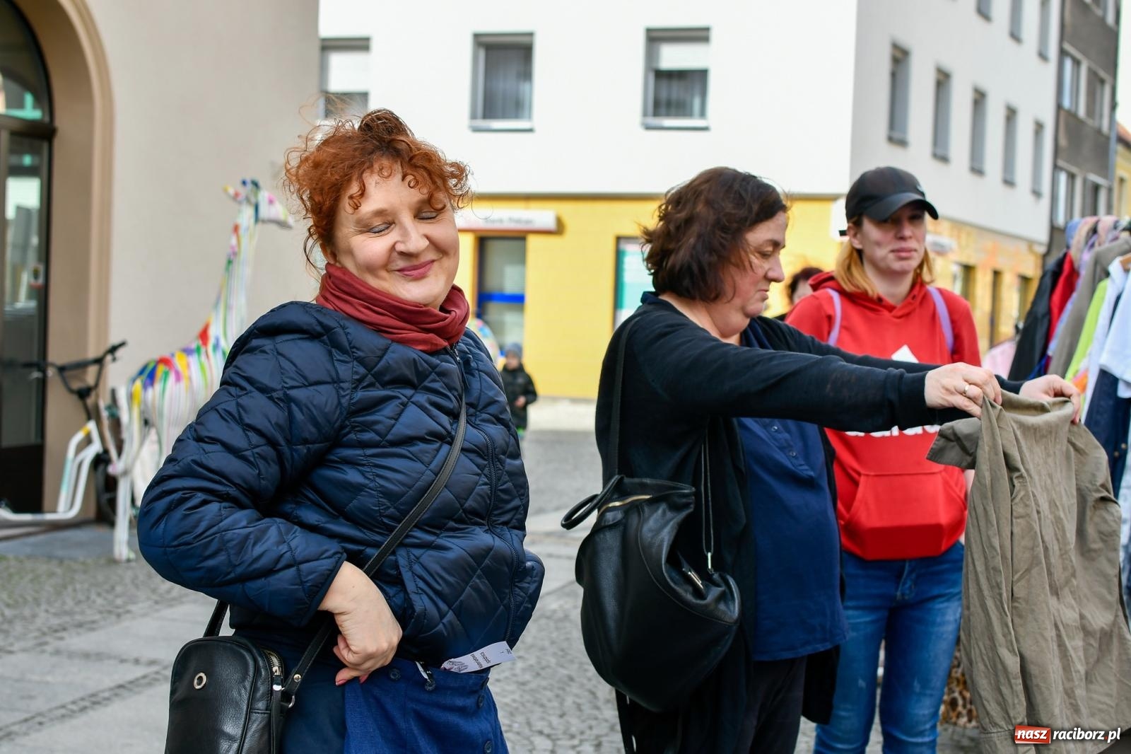 Zdjęcie w galerii na portalu naszraciborz.pl: Bazarek rzeczy używanych zapełnił Długą [FOTO i WIDEO] wiadomości z regionu