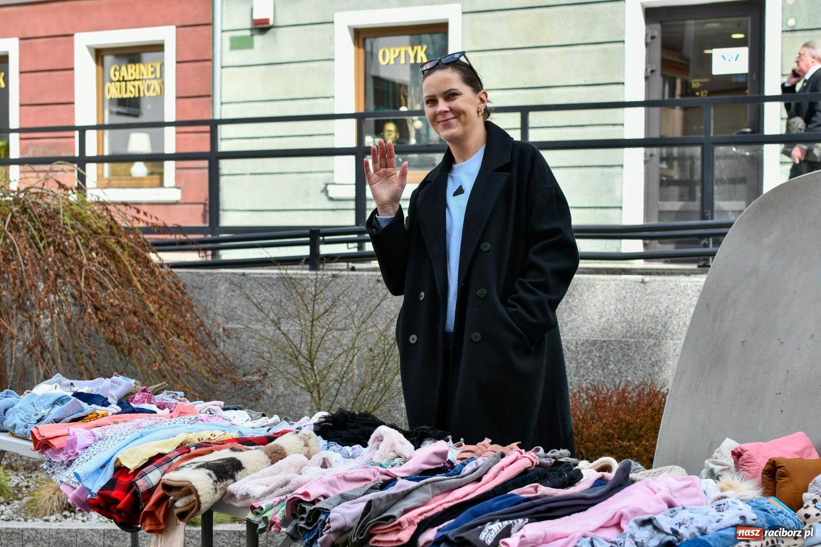 Zdjęcie w galerii na portalu naszraciborz.pl: Bazarek rzeczy używanych zapełnił Długą [FOTO i WIDEO] wiadomości z regionu