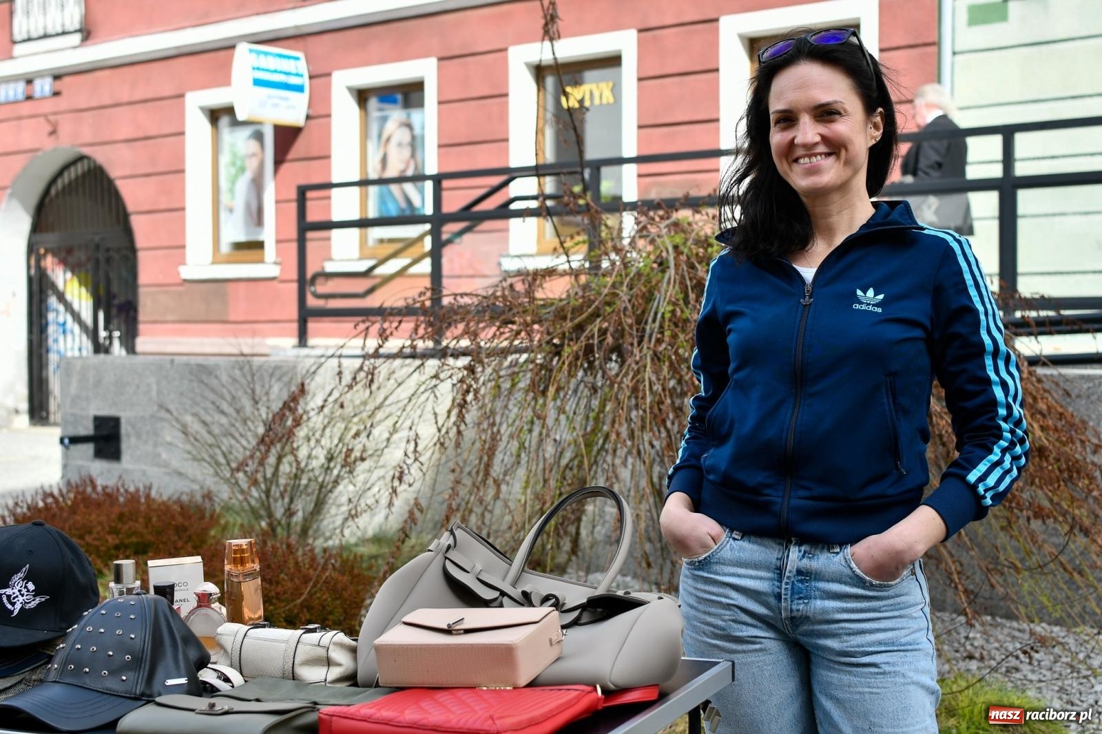 Zdjęcie w galerii na portalu naszraciborz.pl: Bazarek rzeczy używanych zapełnił Długą [FOTO i WIDEO] wiadomości z regionu