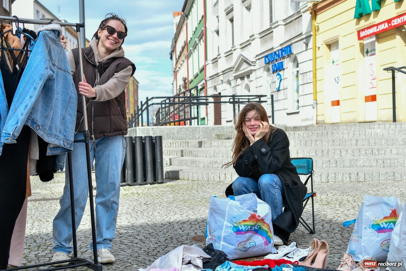 Zdjęcie w galerii na portalu naszraciborz.pl: Bazarek rzeczy używanych zapełnił Długą [FOTO i WIDEO] wiadomości z regionu