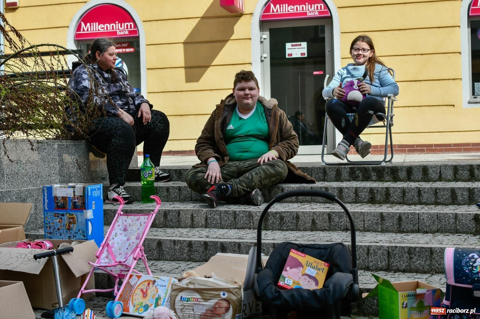 Zdjęcie w galerii na portalu naszraciborz.pl: Bazarek rzeczy używanych zapełnił Długą [FOTO i WIDEO] wiadomości z regionu