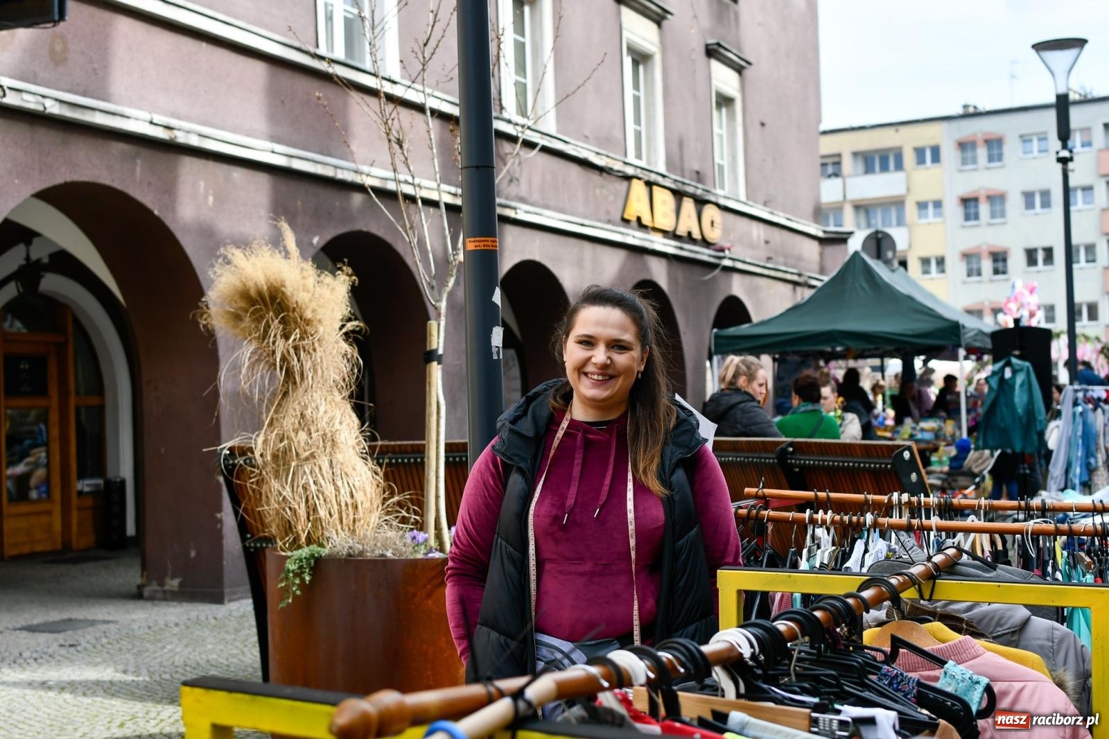 Zdjęcie w galerii na portalu naszraciborz.pl: Bazarek rzeczy używanych zapełnił Długą [FOTO i WIDEO] wiadomości z regionu