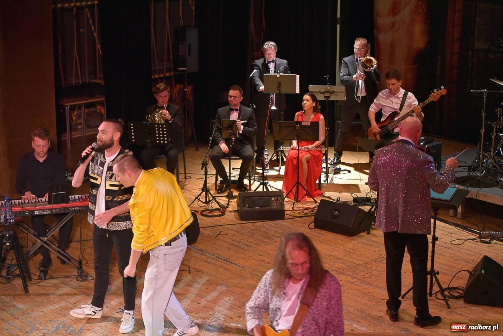 Zdjęcie w galerii na portalu naszraciborz.pl: Golden Hits of Queen & Majesty Orchestra w Raciborzu wiadomości z regionu