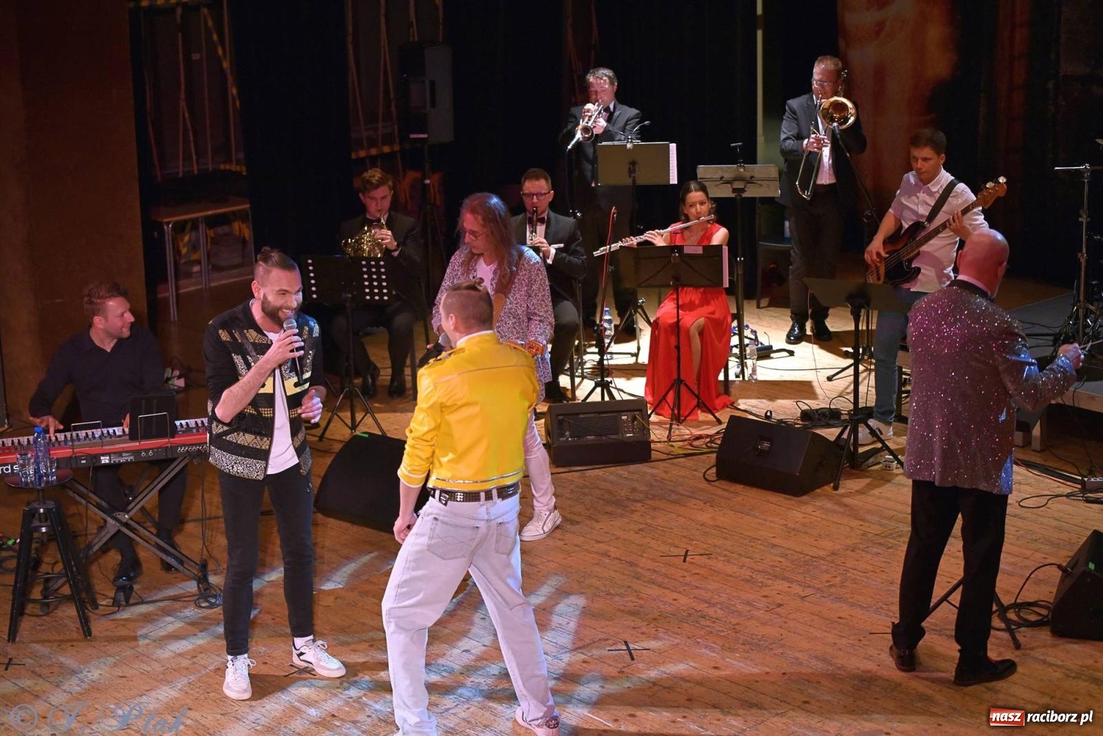 Zdjęcie w galerii na portalu naszraciborz.pl: Golden Hits of Queen & Majesty Orchestra w Raciborzu wiadomości z regionu