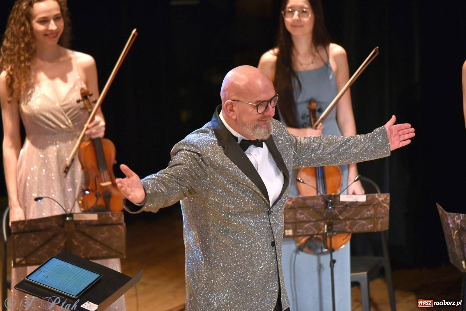 Zdjęcie w galerii na portalu naszraciborz.pl: Golden Hits of Queen & Majesty Orchestra w Raciborzu wiadomości z regionu