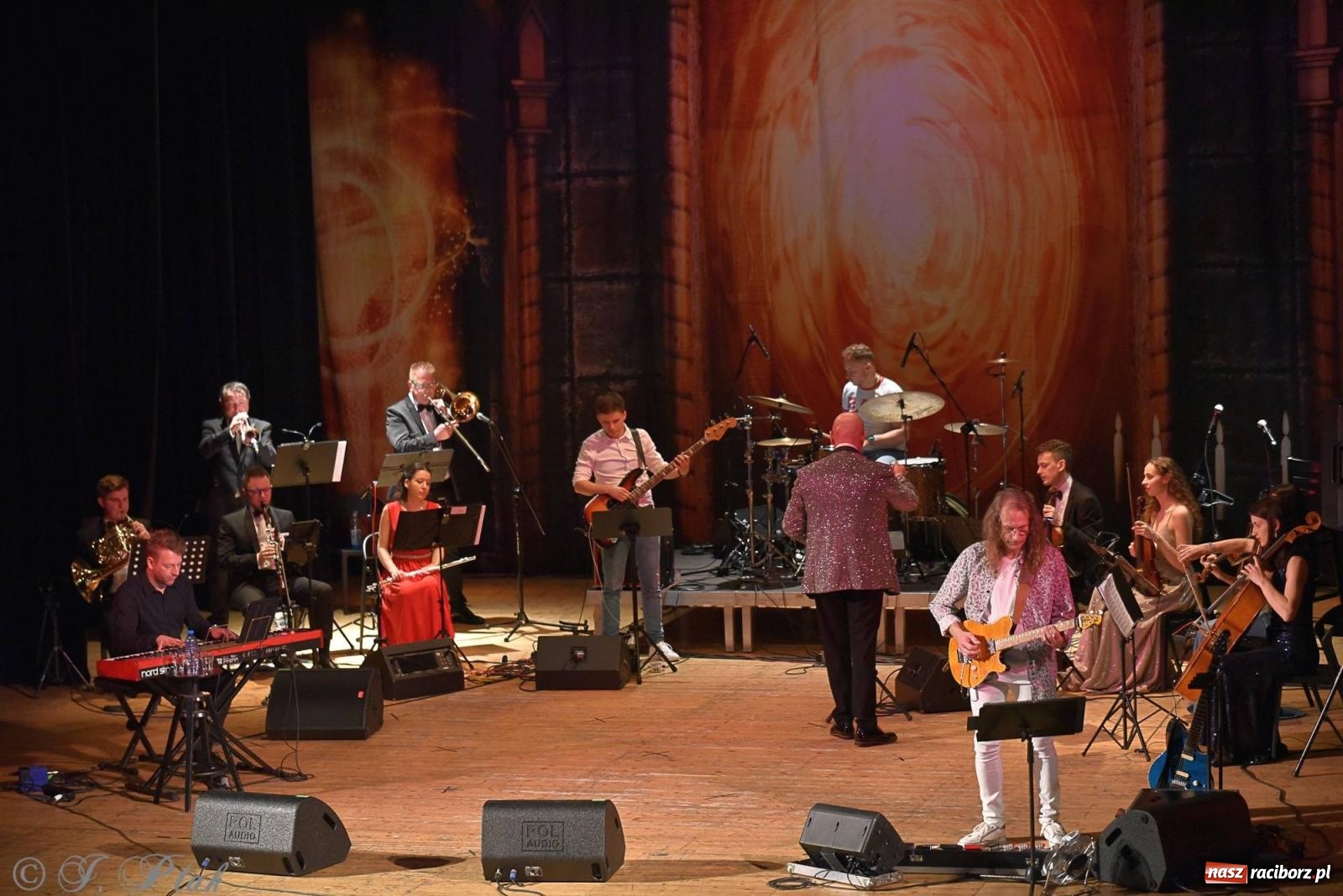 Zdjęcie w galerii na portalu naszraciborz.pl: Golden Hits of Queen & Majesty Orchestra w Raciborzu wiadomości z regionu