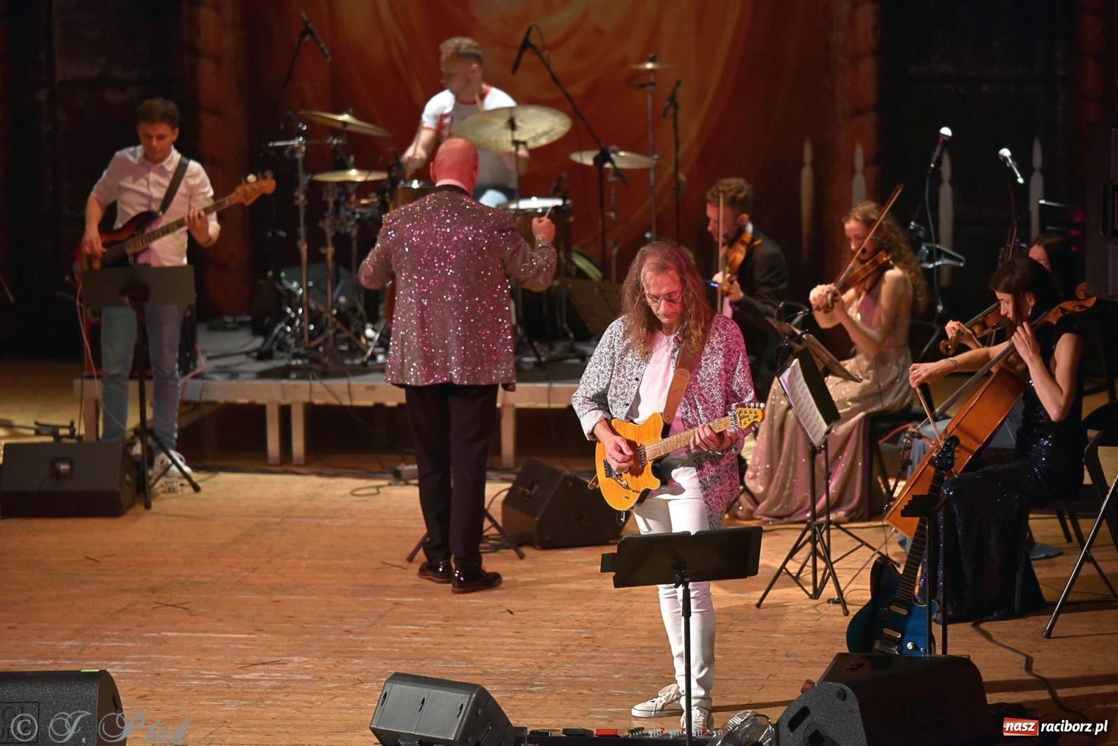 Zdjęcie w galerii na portalu naszraciborz.pl: Golden Hits of Queen & Majesty Orchestra w Raciborzu wiadomości z regionu