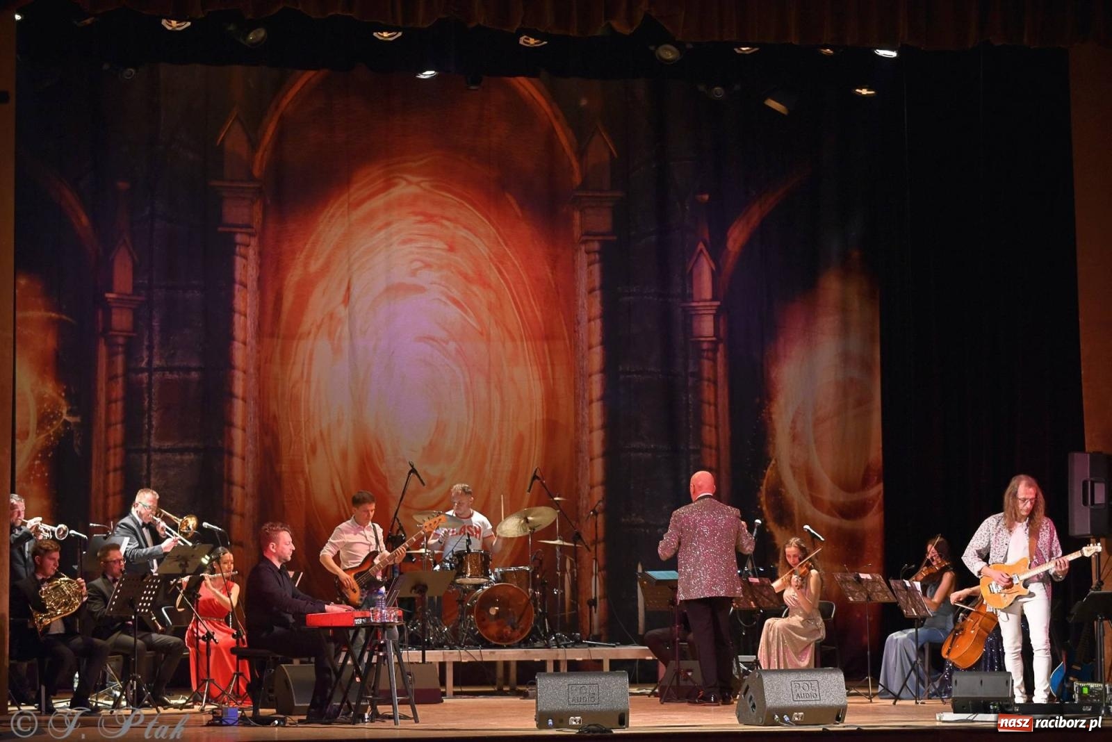 Zdjęcie w galerii na portalu naszraciborz.pl: Golden Hits of Queen & Majesty Orchestra w Raciborzu wiadomości z regionu