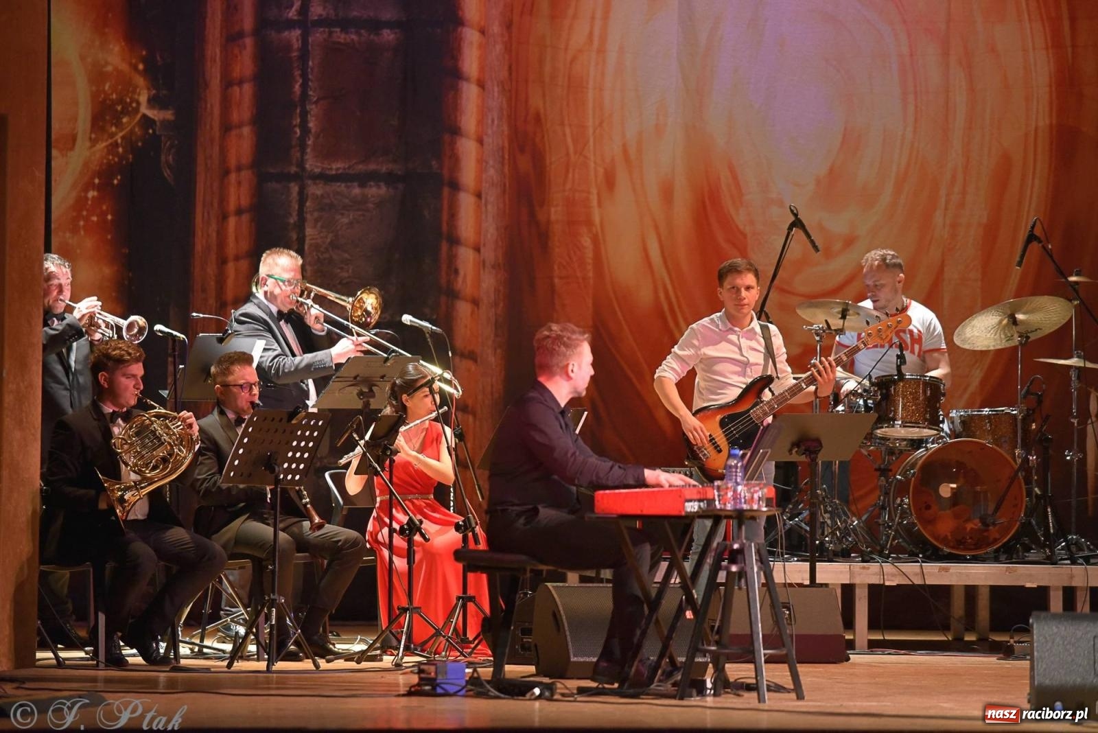 Zdjęcie w galerii na portalu naszraciborz.pl: Golden Hits of Queen & Majesty Orchestra w Raciborzu wiadomości z regionu