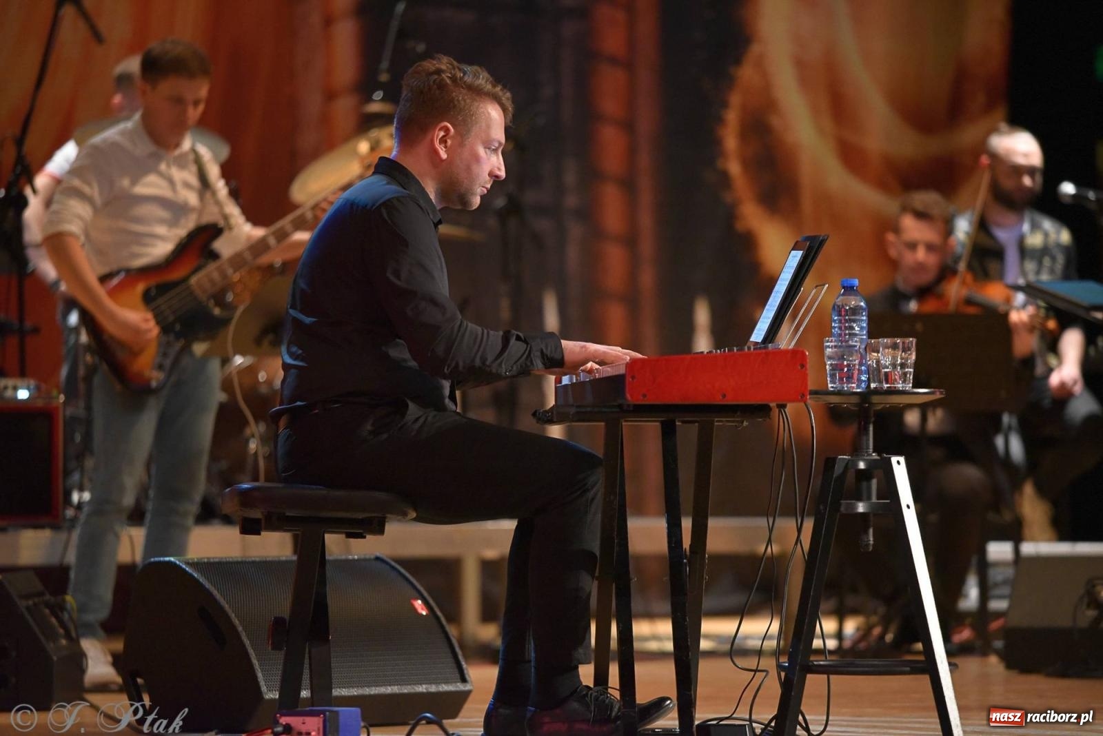 Zdjęcie w galerii na portalu naszraciborz.pl: Golden Hits of Queen & Majesty Orchestra w Raciborzu wiadomości z regionu