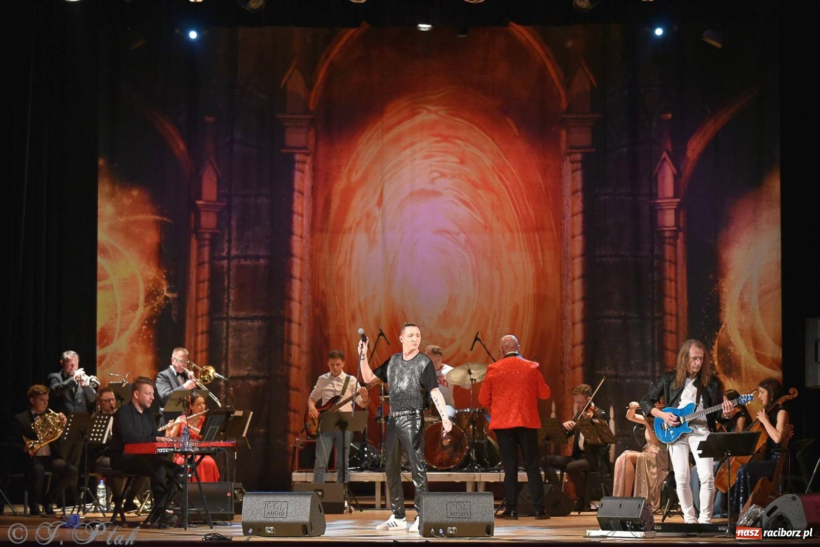 Zdjęcie w galerii na portalu naszraciborz.pl: Golden Hits of Queen & Majesty Orchestra w Raciborzu wiadomości z regionu