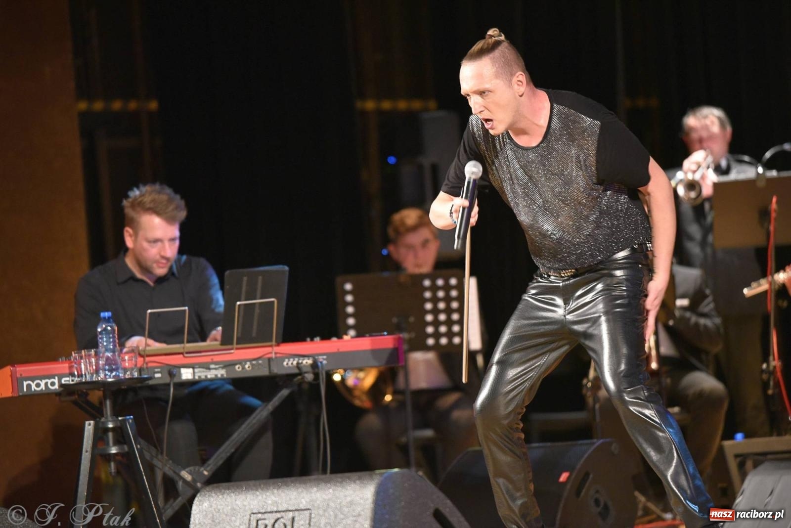 Zdjęcie w galerii na portalu naszraciborz.pl: Golden Hits of Queen & Majesty Orchestra w Raciborzu wiadomości z regionu