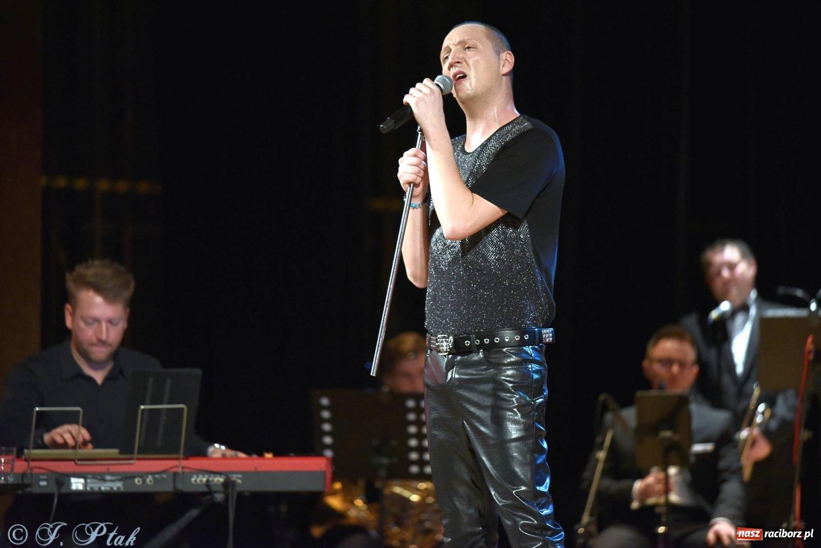 Zdjęcie w galerii na portalu naszraciborz.pl: Golden Hits of Queen & Majesty Orchestra w Raciborzu wiadomości z regionu