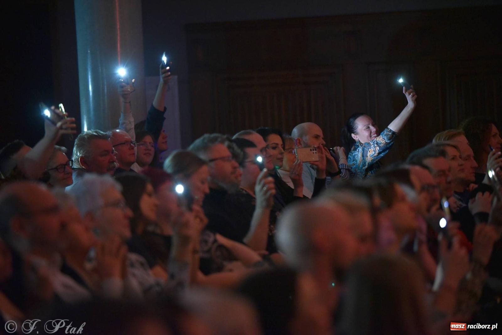 Zdjęcie w galerii na portalu naszraciborz.pl: Golden Hits of Queen & Majesty Orchestra w Raciborzu wiadomości z regionu