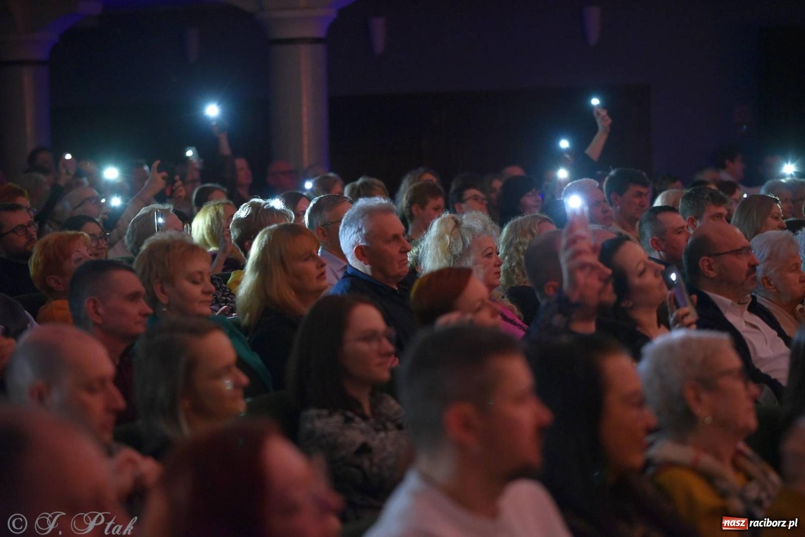 Zdjęcie w galerii na portalu naszraciborz.pl: Golden Hits of Queen & Majesty Orchestra w Raciborzu wiadomości z regionu