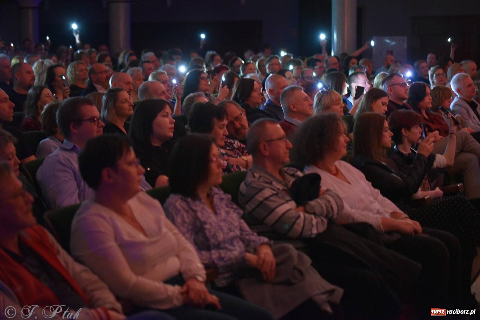 Zdjęcie w galerii na portalu naszraciborz.pl: Golden Hits of Queen & Majesty Orchestra w Raciborzu wiadomości z regionu