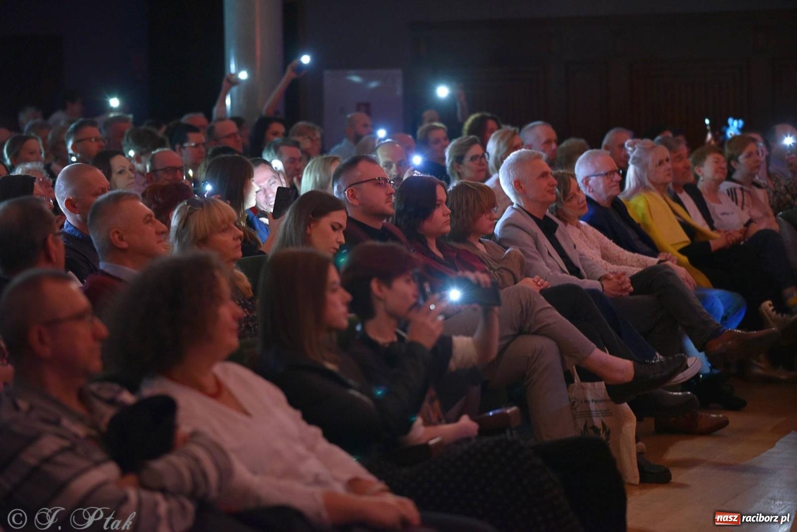 Zdjęcie w galerii na portalu naszraciborz.pl: Golden Hits of Queen & Majesty Orchestra w Raciborzu wiadomości z regionu