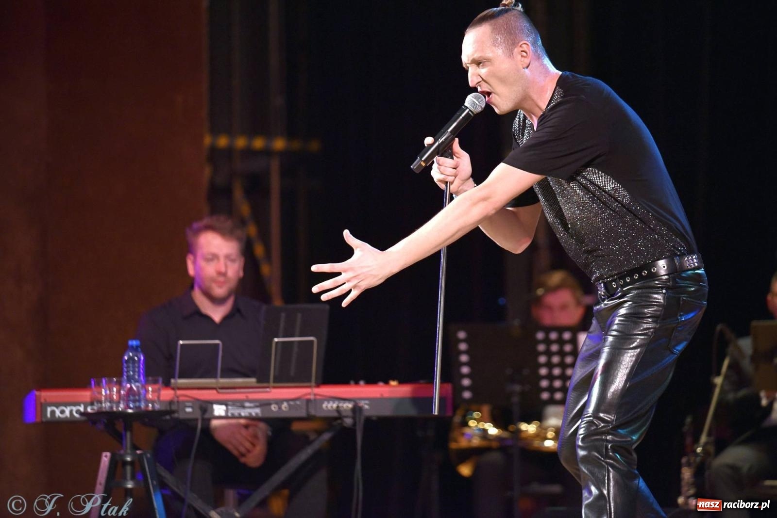 Zdjęcie w galerii na portalu naszraciborz.pl: Golden Hits of Queen & Majesty Orchestra w Raciborzu wiadomości z regionu