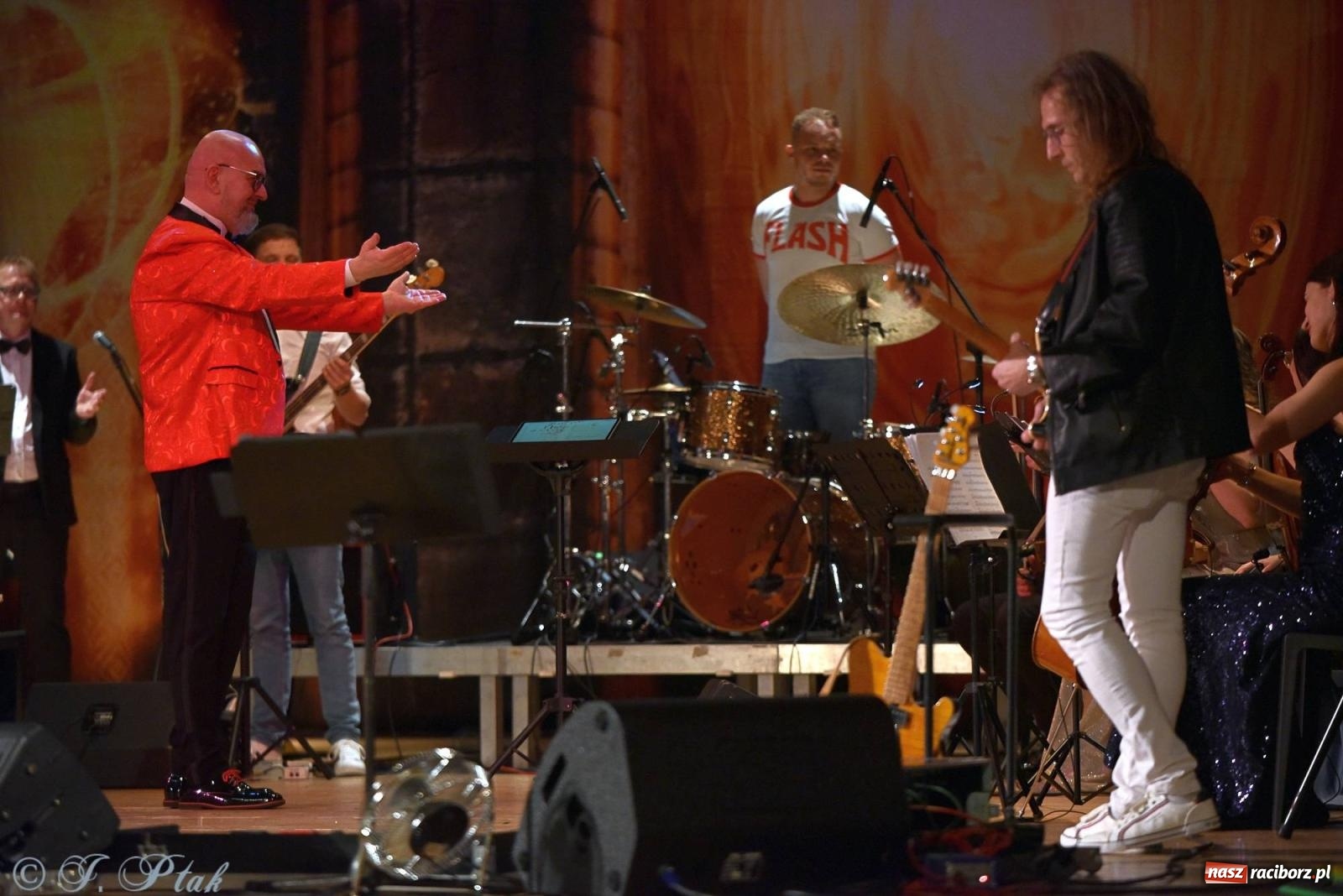 Zdjęcie w galerii na portalu naszraciborz.pl: Golden Hits of Queen & Majesty Orchestra w Raciborzu wiadomości z regionu