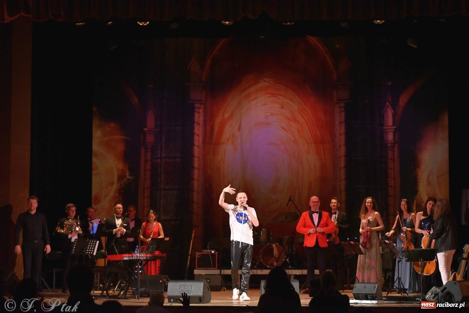 Zdjęcie w galerii na portalu naszraciborz.pl: Golden Hits of Queen & Majesty Orchestra w Raciborzu wiadomości z regionu