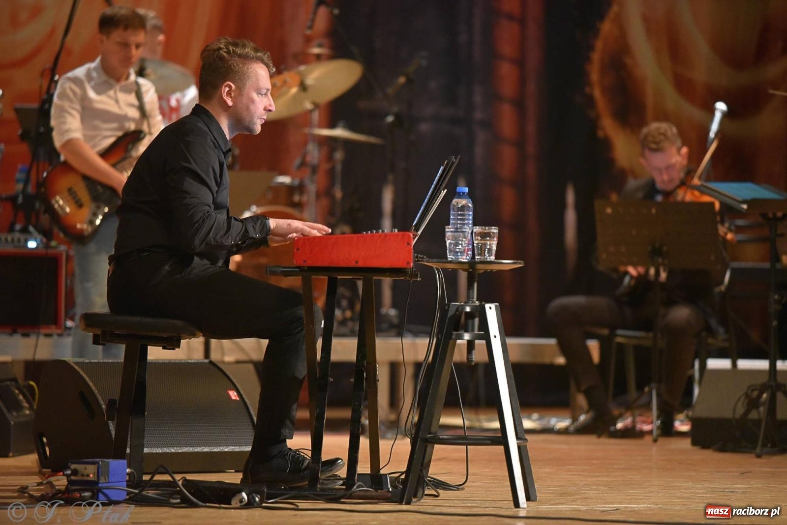 Zdjęcie w galerii na portalu naszraciborz.pl: Golden Hits of Queen & Majesty Orchestra w Raciborzu wiadomości z regionu