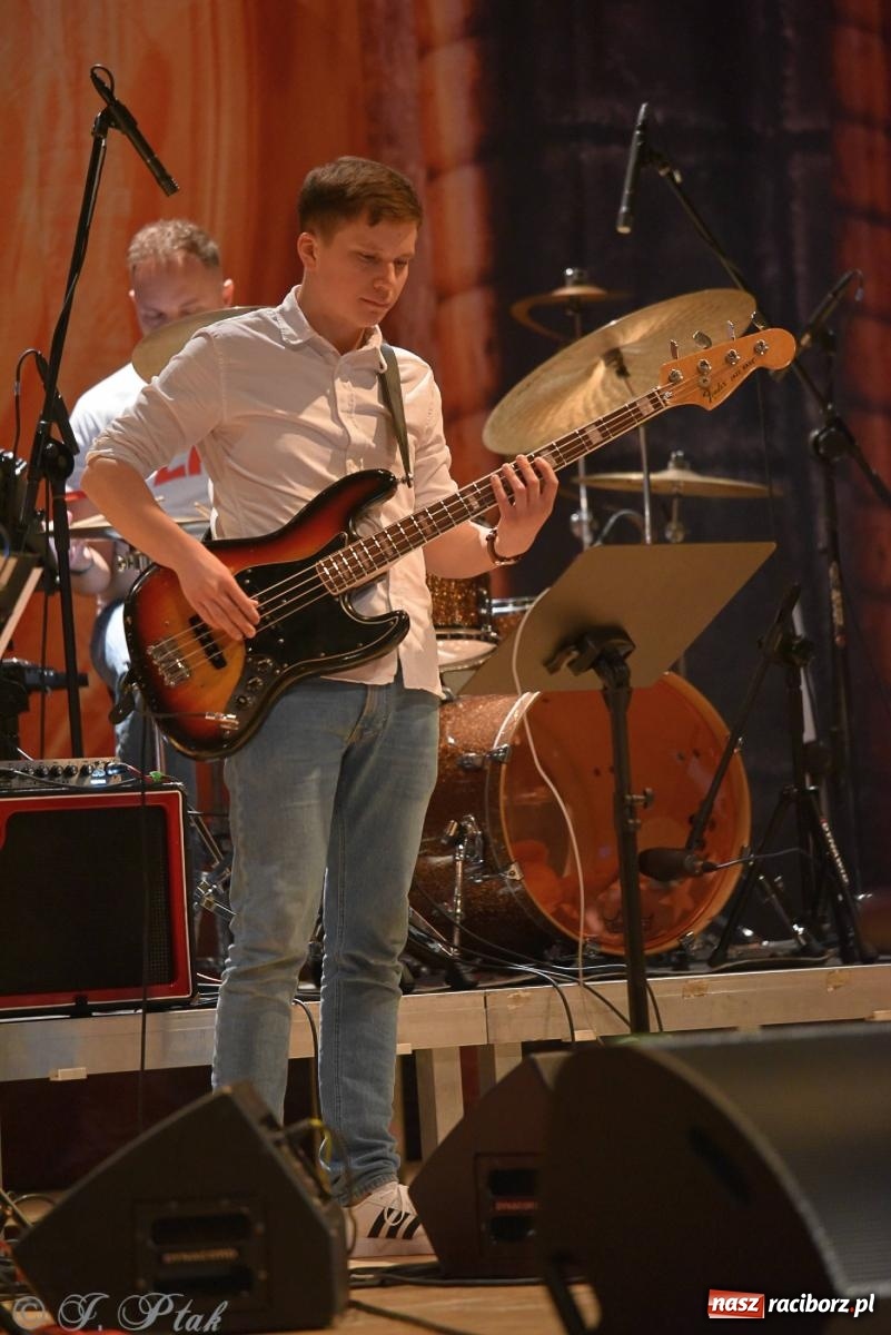 Zdjęcie w galerii na portalu naszraciborz.pl: Golden Hits of Queen & Majesty Orchestra w Raciborzu wiadomości z regionu