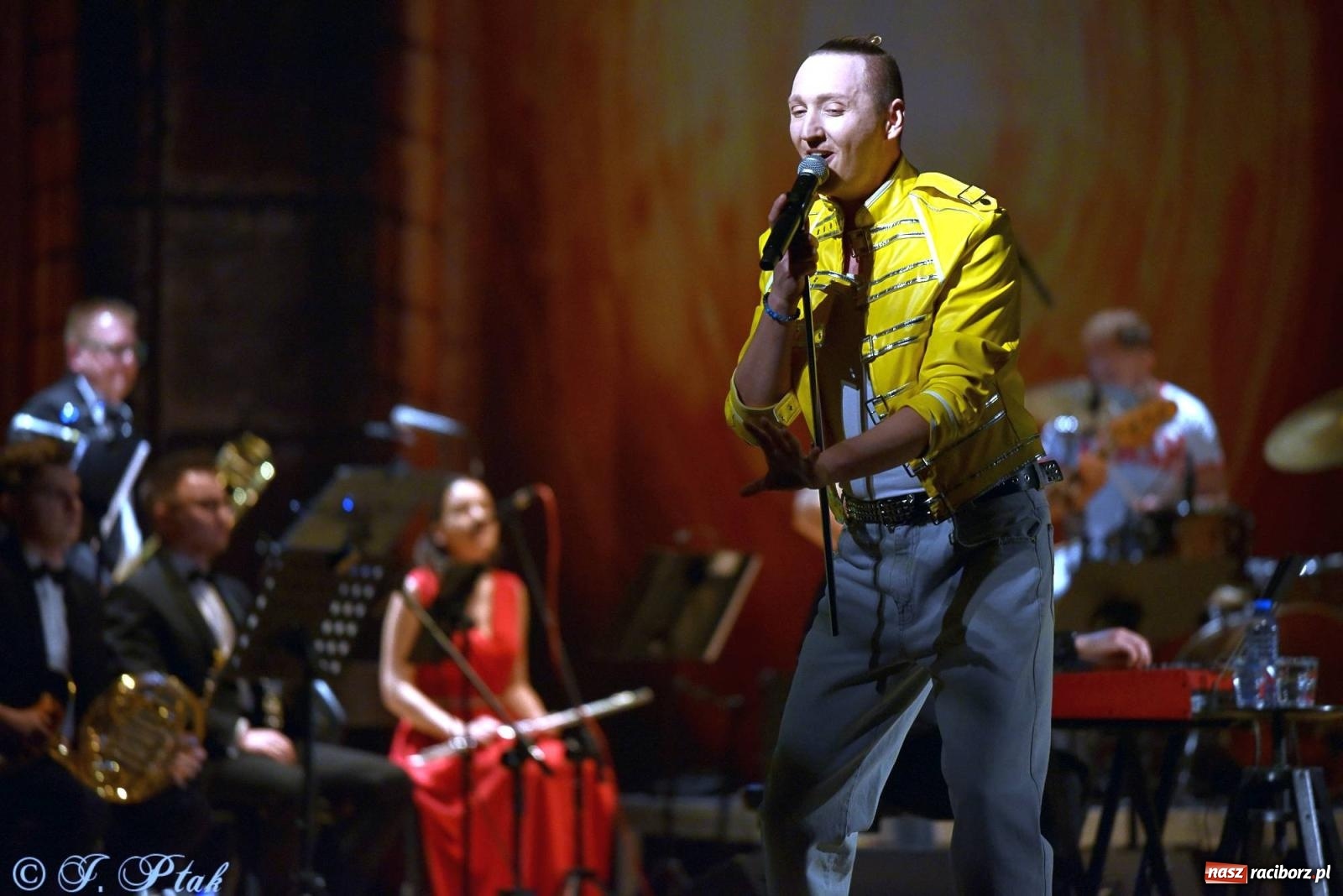 Zdjęcie w galerii na portalu naszraciborz.pl: Golden Hits of Queen & Majesty Orchestra w Raciborzu wiadomości z regionu