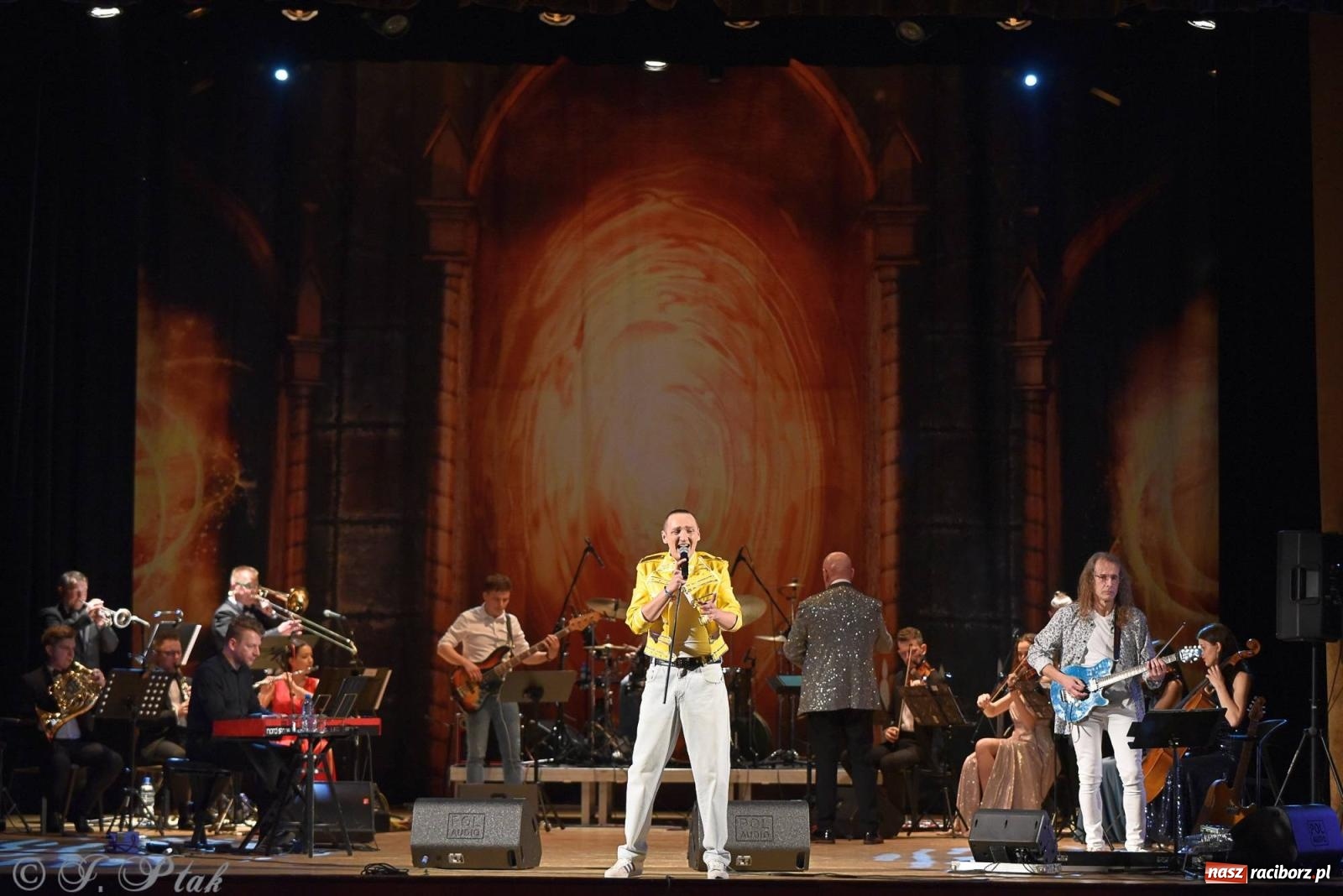 Zdjęcie w galerii na portalu naszraciborz.pl: Golden Hits of Queen & Majesty Orchestra w Raciborzu wiadomości z regionu