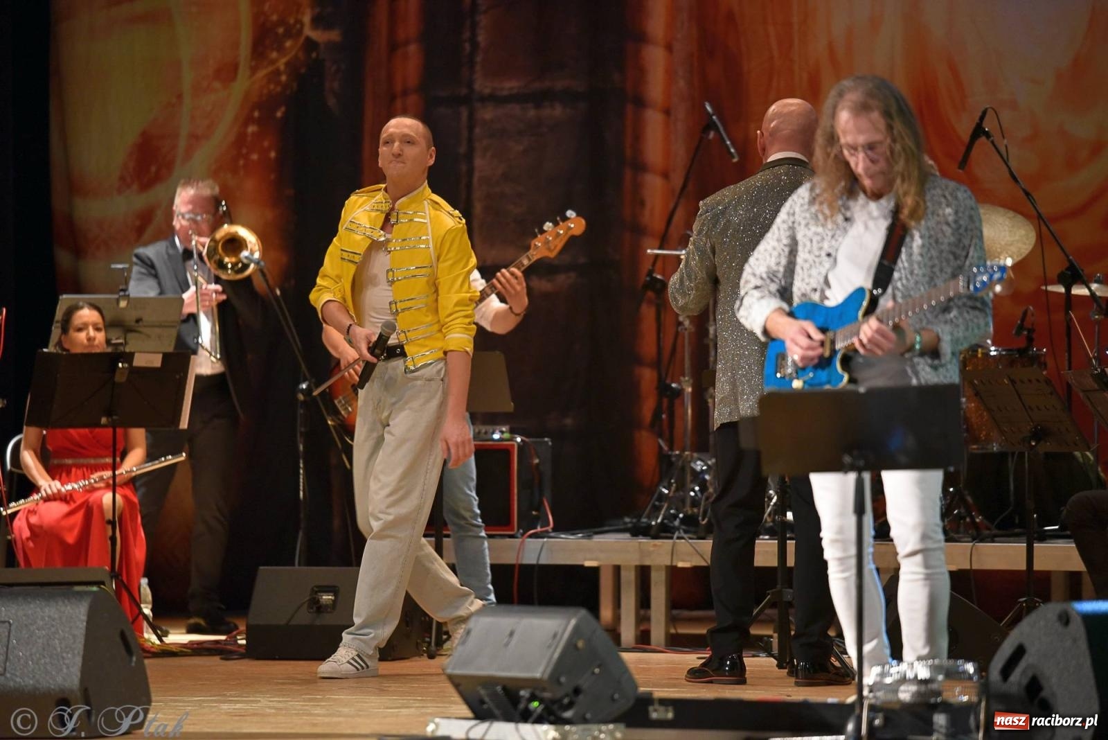 Zdjęcie w galerii na portalu naszraciborz.pl: Golden Hits of Queen & Majesty Orchestra w Raciborzu wiadomości z regionu