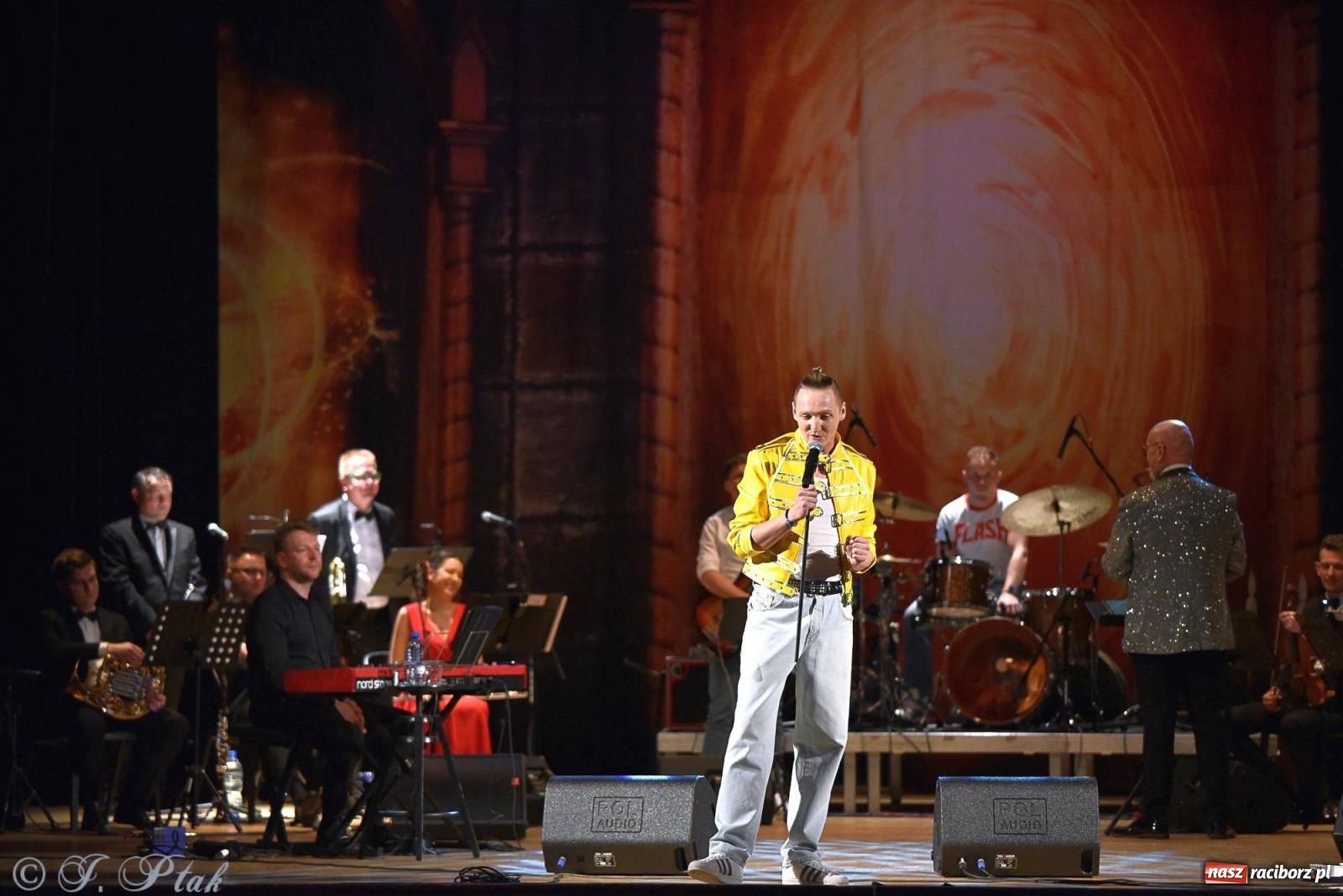 Zdjęcie w galerii na portalu naszraciborz.pl: Golden Hits of Queen & Majesty Orchestra w Raciborzu wiadomości z regionu