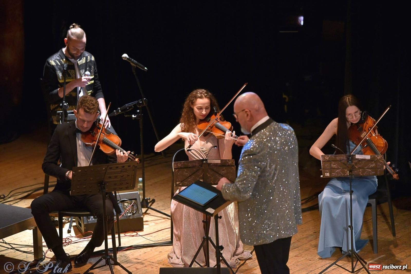 Zdjęcie w galerii na portalu naszraciborz.pl: Golden Hits of Queen & Majesty Orchestra w Raciborzu wiadomości z regionu