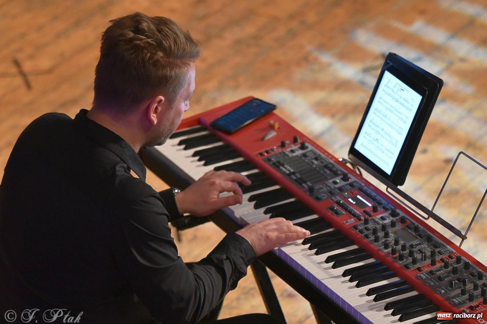 Zdjęcie w galerii na portalu naszraciborz.pl: Golden Hits of Queen & Majesty Orchestra w Raciborzu wiadomości z regionu